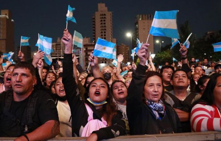 Vecinas y vecinos colmaron la plaza con banderas argentinas.