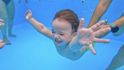 Los bebés tienen sus primeros contactos con el agua. Los bebés tienen sus primeros contactos con el agua.