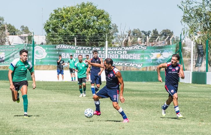 Fernando Enrique en el amistoso de Talleres de Escalada.