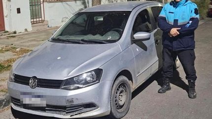 El auto robado en Lomas, recuperado por la Policía.
