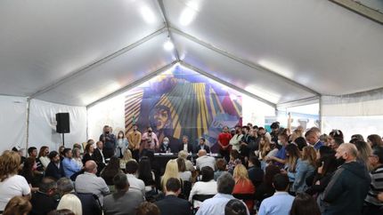 Cientos de vecinos, en una histórica sesión.