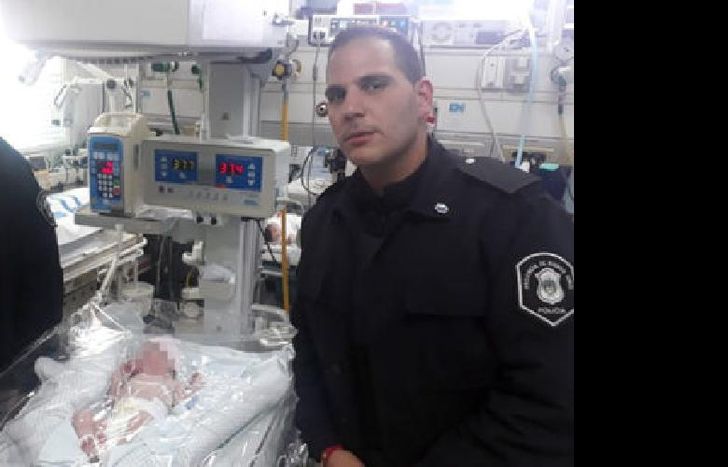 los agentes asistieron a la pequeña.