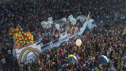 La carroza de Jean Paul Gaultier, en plena marcha.
