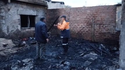 La vivienda quedó destruida tras el incendio.
