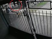 El momento en el que un vecino saca la foto del frente de la casa en Fiorito.
