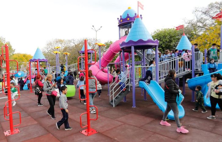 La zona infantil tiene diferentes juegos.