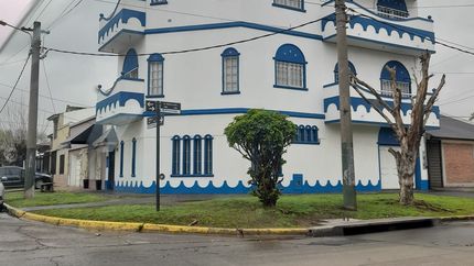 el edificio en lomas de zamora que expresa una identidad de otro rincon del mundo