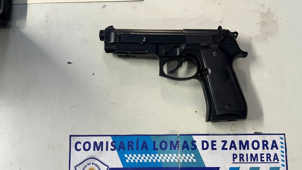 Una replica de arma de fuego secuestrada al acusado. Una replica de arma de fuego secuestrada al acusado.