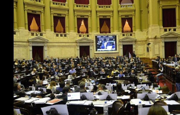 Tras una jornada de muchas horas y tensión, hubo media sanción.