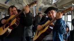 Marcelo es un agradecido a los pasajeros: Me gusta llevarle arte y cultura a la gente.