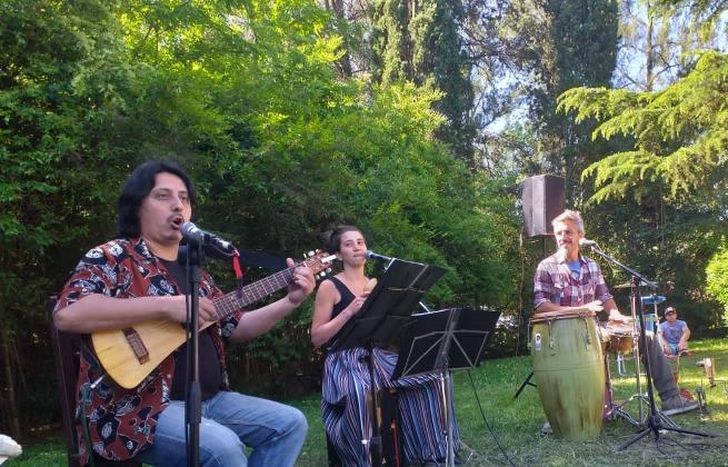 Gastón, en guitarra y en trío.
