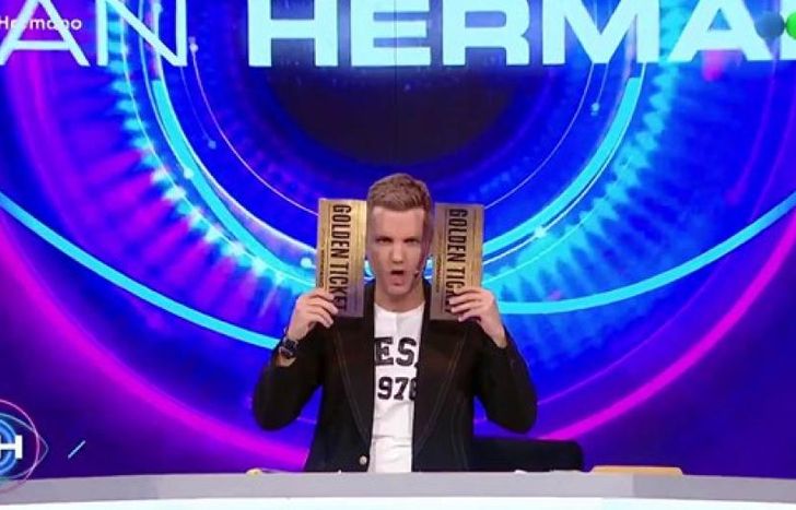 Santiago de Moro, con los boletos dorados.