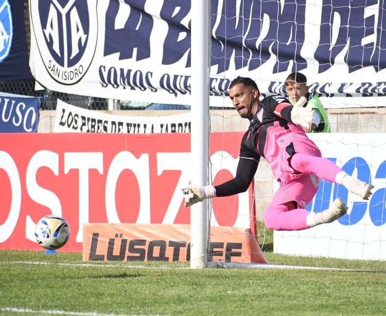 Seba López desvía el penal. Seba López desvía el penal.