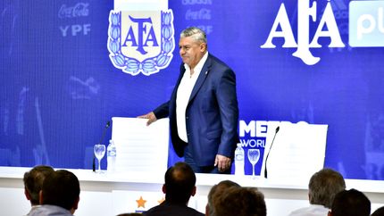 Fuerte apoyo a Chiqui Tapia al frente de la AFA. Fuerte apoyo a Chiqui Tapia al frente de la AFA.