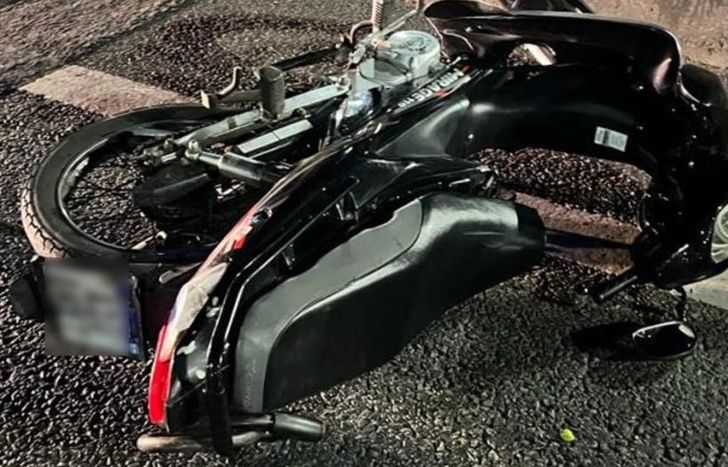 Chocaron la moto y se tiraron de Puente La Noria para no ser detenidos.