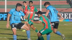Gabriel Hauche pelea por la pelota.