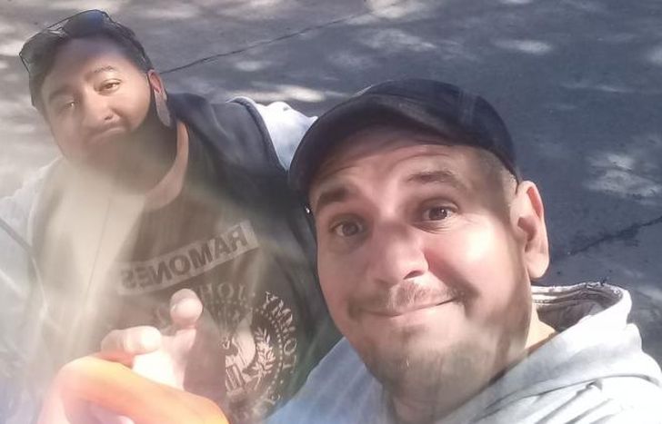 Junto al vecino que le donó la hidro.