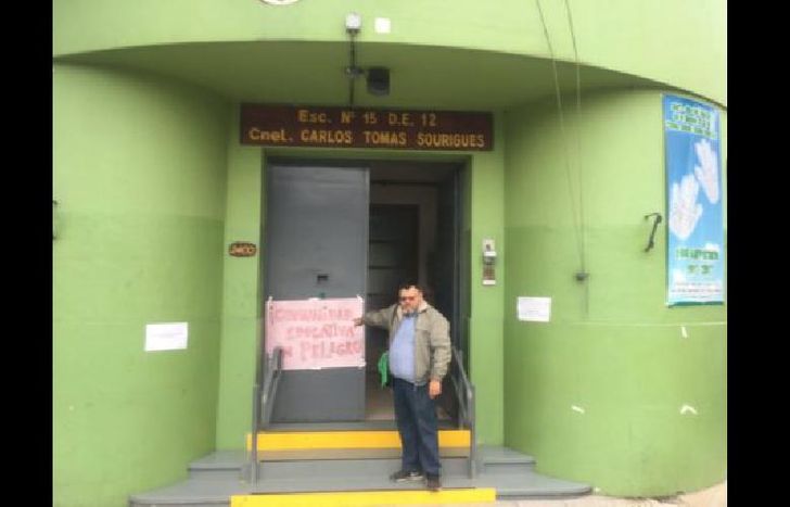 la comunidad educativa de la escuela Carlos Tomás Sourigues, ubicada en Aranguren al 2400, convocó a las 16 a un abrazo a la institución.
