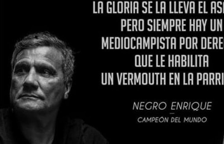 El Negro Enrique y su pose actoral en la publicidad.