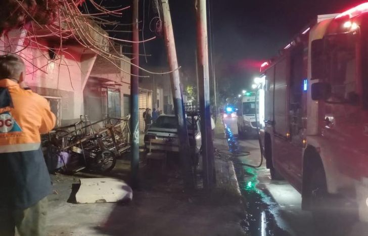 Bomberos, Defensa Civil y Emergencias Lomas trabajaron en el lugar.