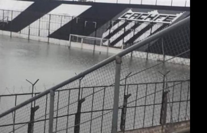 La cancha de Chaco For Ever amaneció inundada.