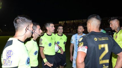 El árbitro junto a los arqueros y capitanes. El árbitro junto a los arqueros y capitanes.