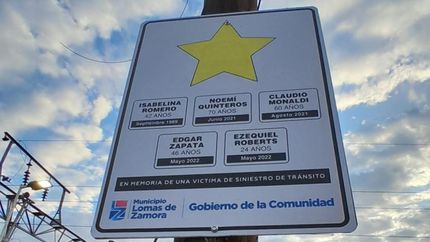 El cartel restaurado, en memoria de las víctimas.