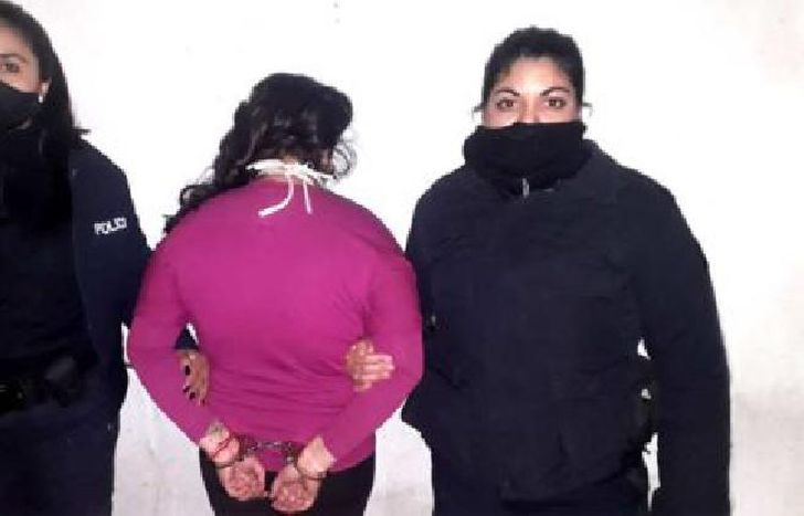 El hombre salió a la calle para pedir ayuda a los vecinos.