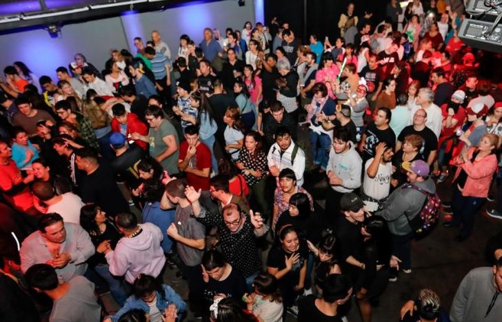 Las luces y el sonido están adaptados a las necesidades de los participantes.