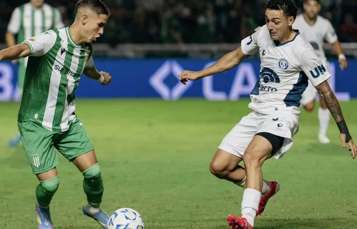 Banfield busca un triunfo como local ante Independiente Rivadavia.