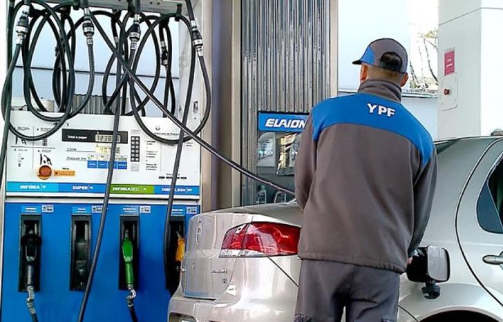 YPF y Axion aumentaron hoy el valor de los combustibles.