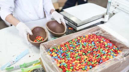 Elaboran huevos de Pascua con más de 20 tamaños diferentes.
