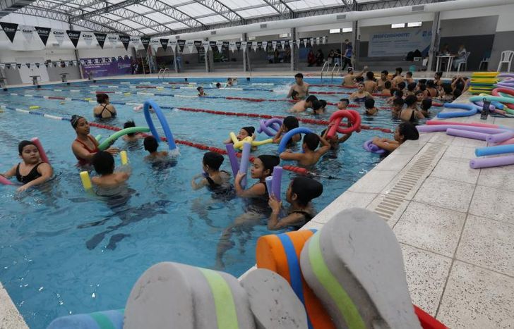 Miles de estudiantes de 4° grado tiene clases de natación gratuitas.