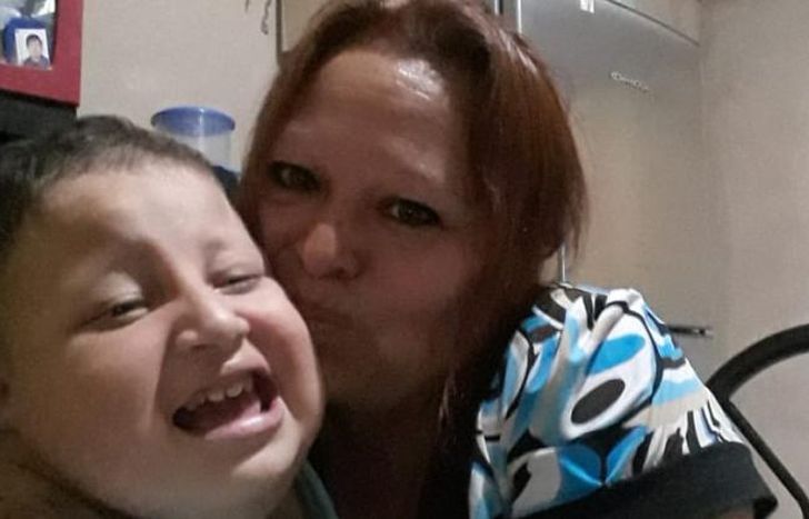 Angélica está feliz: su hijo podrá aprender a leer y escribir.