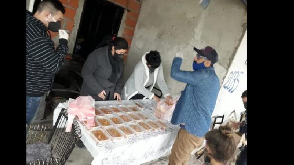 van a dos barrios para entregar viandas de comida.