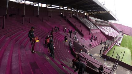 Los hinchas de Lanús pintan La Fortaleza. Los hinchas de Lanús pintan La Fortaleza.