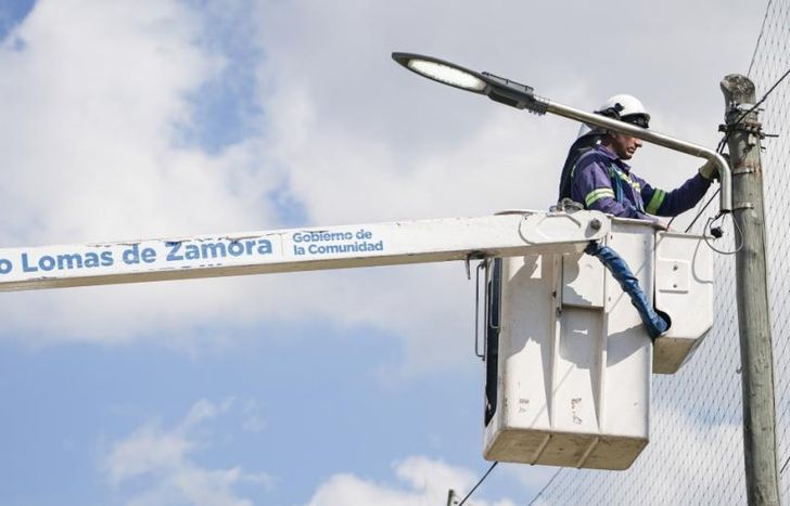 En lo que va del año ya colocaron cerca de mil luminarias.