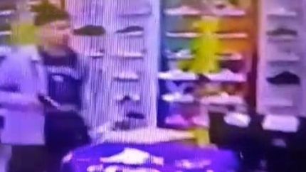 Una cámara de seguridad captó el robo dentro del local deportivo.