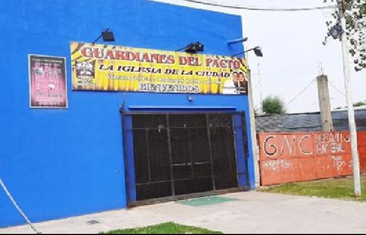 Aseguran que ya no está la faja de seguridad en la puerta del templo.