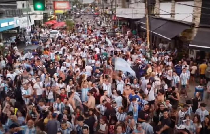 Una multitud celebró en Maipú y Alsina.