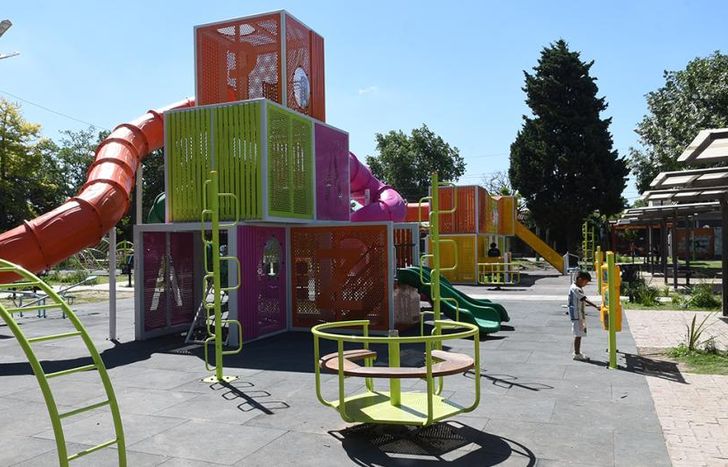La plaza está entre las calles Doyhenard, Melber, Pareta y Mercedes.