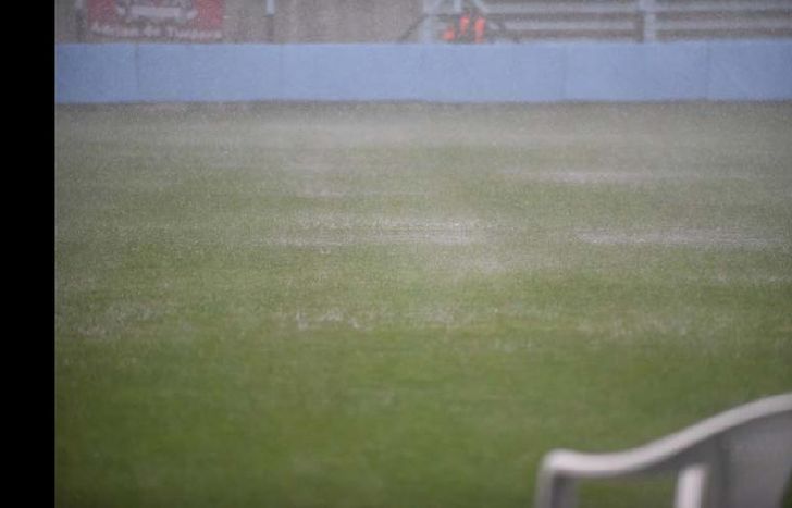 El campo de juego del Lorenzo Arandilla, con agua en muchos sectores.