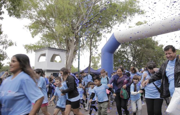 Miles de personas presentes en la largada.