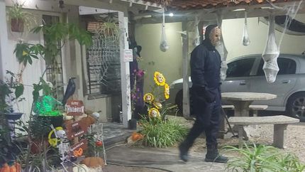 Cristian se disfraza de Jason y recibe a todos los vecinos en la puerta de su casa.