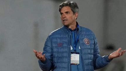 El entrenador de Lanús disconforme con el arbitraje.