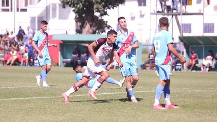 Sanabria comienza la carrera por el festejo de su gol.