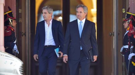 Caputo, saliendo de la Casa Rosada.