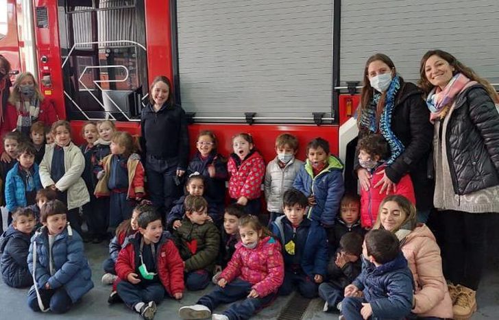 Los chicos del nivel inicial durante la excursión al cuartel.
