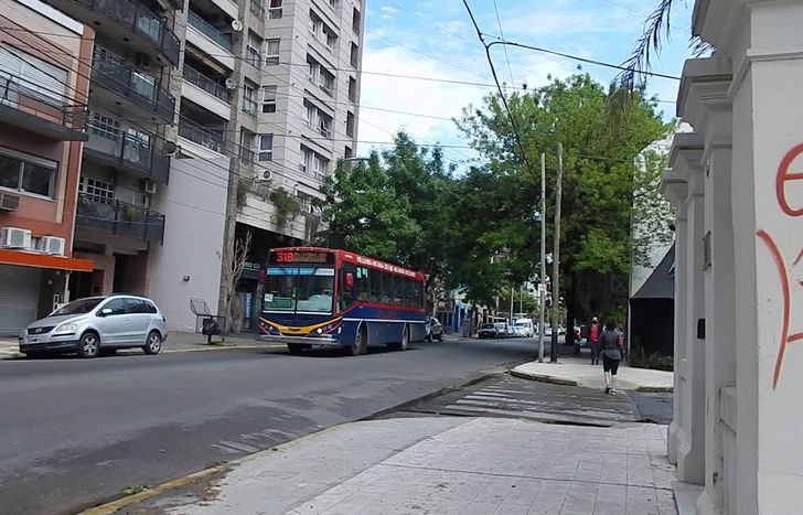 Calle obligada para quienes van y vienen entre Lomas y Temperley.