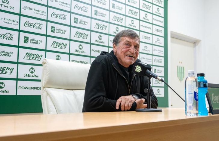 Julio, feliz por haber salvado a Banfield del descenso.